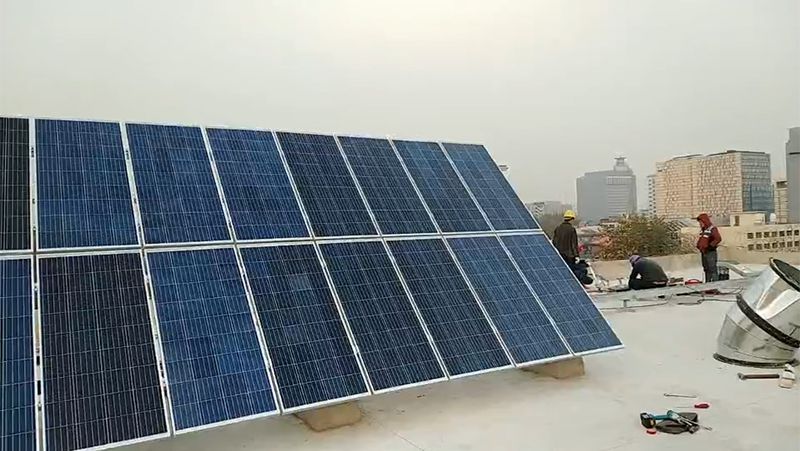 منظومة طاقة شمسية مثبتة على سطح مبنى